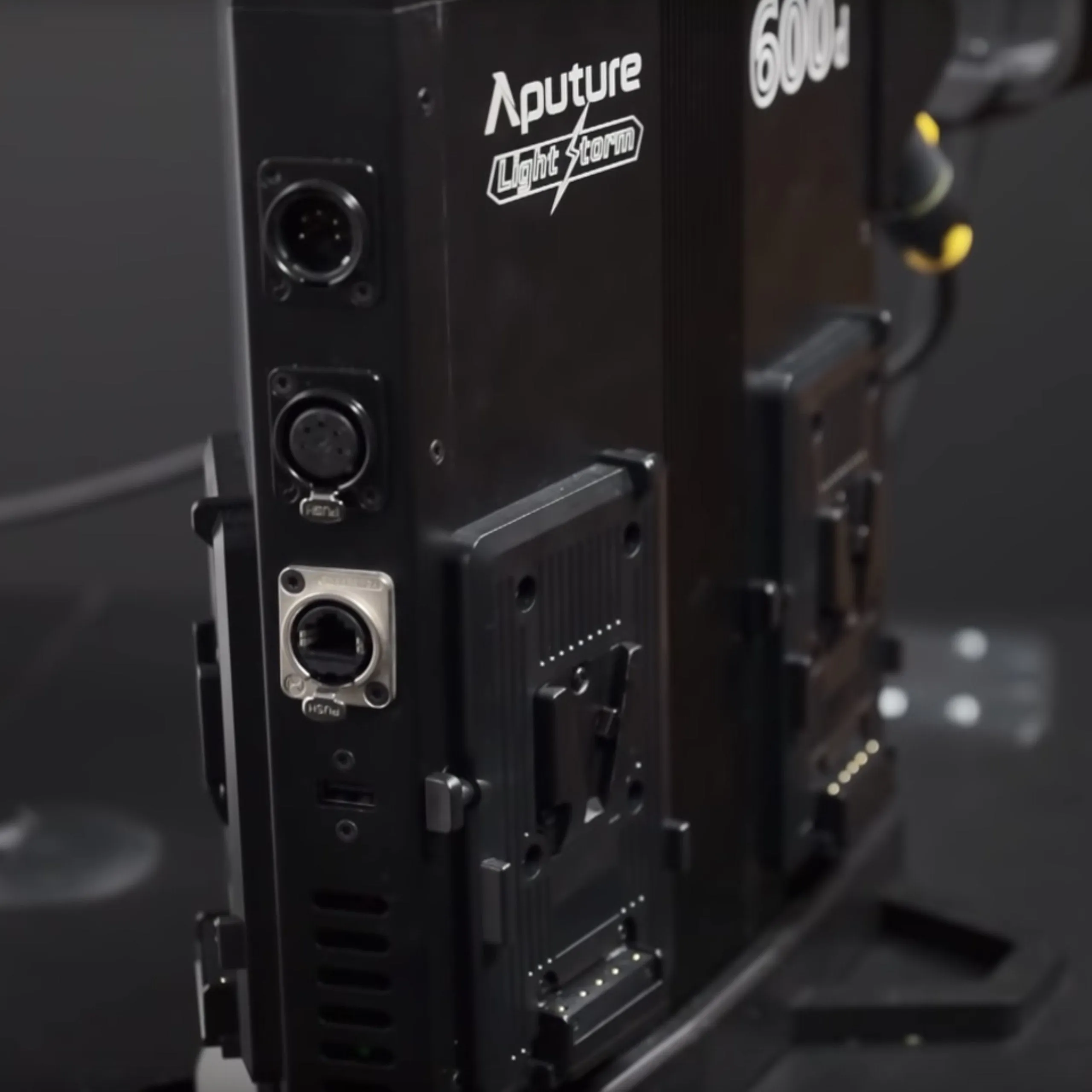 Aputure Light Storm LS600D Pro CRI 96  LED Video Studio Light (V-Mount)