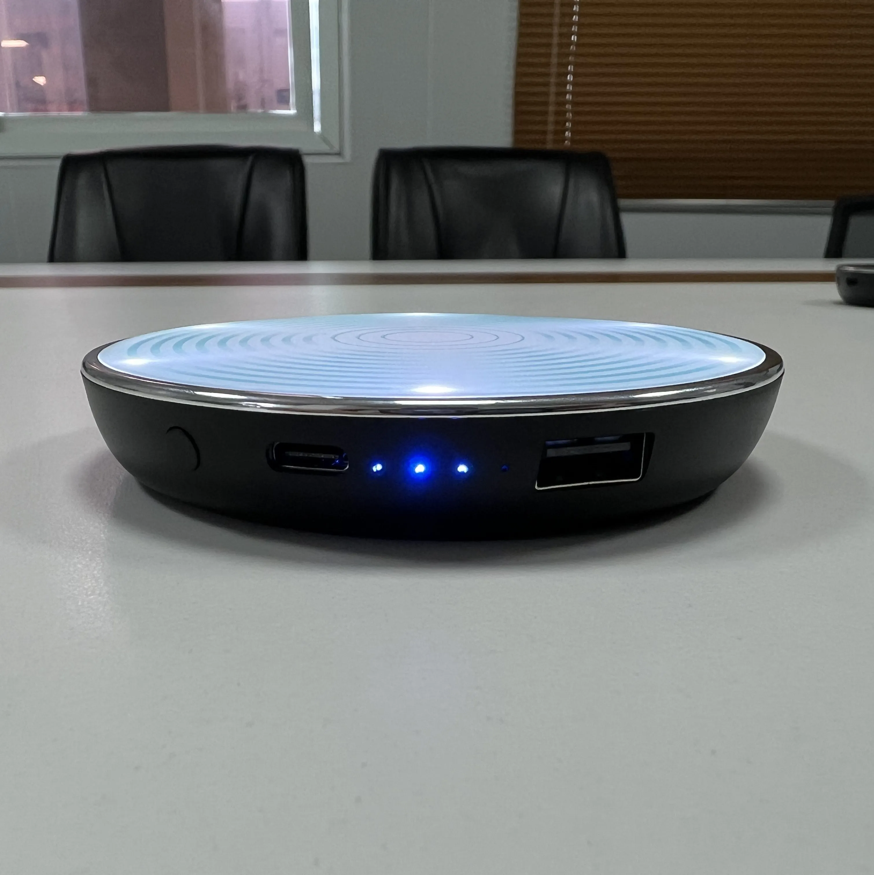 Star Trek Qi Wireless Charger With Illuminated Transporter Pad & Built-In Power bank